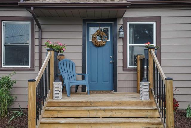 17 Homewood Ave, House detached with 2 bedrooms, 1 bathrooms and 3 parking in St. Catharines ON | Image 3
