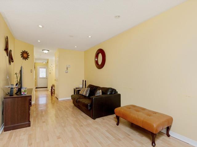 6842 Dillingwood Dr, House attached with 3 bedrooms, 3 bathrooms and 2 parking in Mississauga ON | Image 7