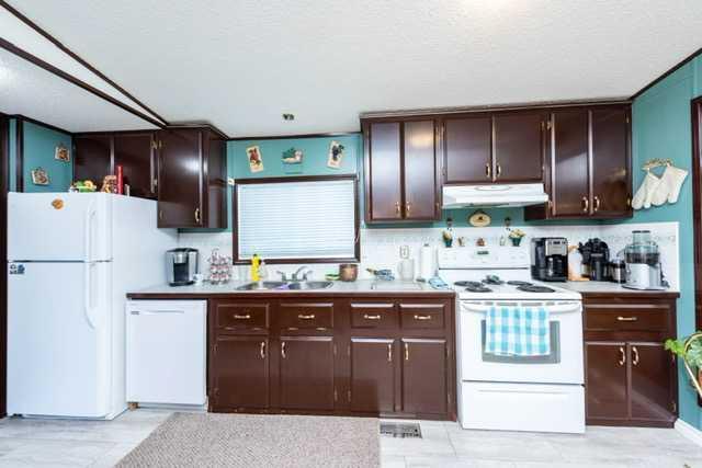 294 - 3223 83 Street Nw, Home with 3 bedrooms, 2 bathrooms and 2 parking in Calgary AB | Image 12