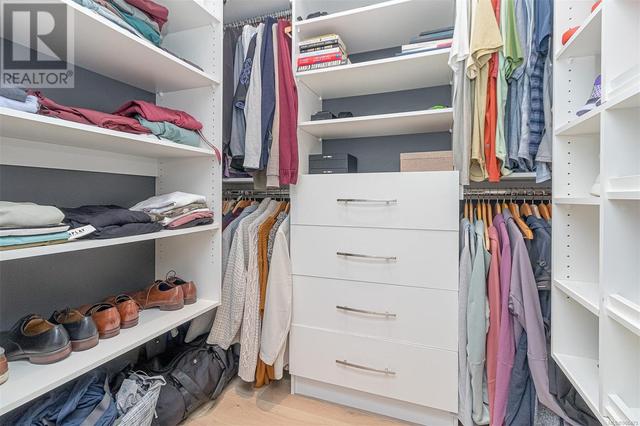 Double Walk-in Closets | Image 35