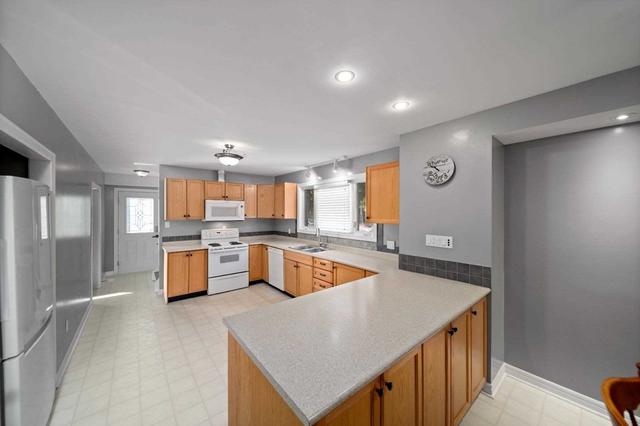 32 Napier St, House detached with 7 bedrooms, 3 bathrooms and 5 parking in Barrie ON | Image 8