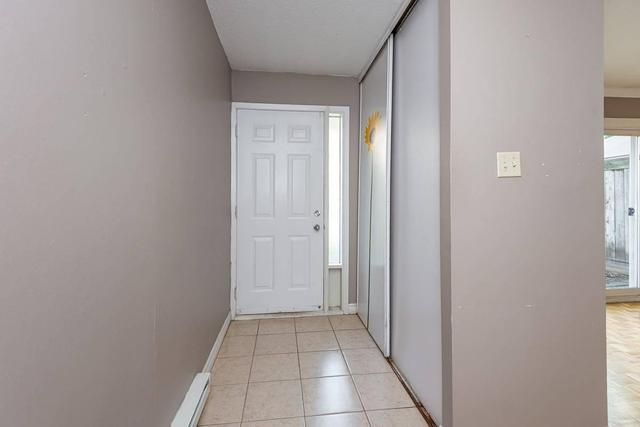 119 Milestone Cres, Townhouse with 3 bedrooms, 2 bathrooms and 1 parking in Aurora ON | Image 2