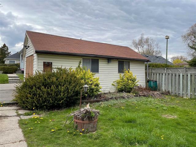 138 Farewell St, House detached with 2 bedrooms, 1 bathrooms and 4 parking in Oshawa ON | Image 3
