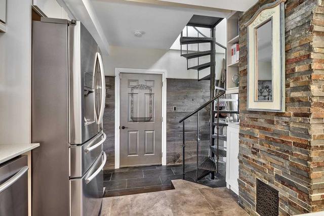 123 Mississaga St, House detached with 3 bedrooms, 4 bathrooms and 6 parking in Oakville ON | Image 4