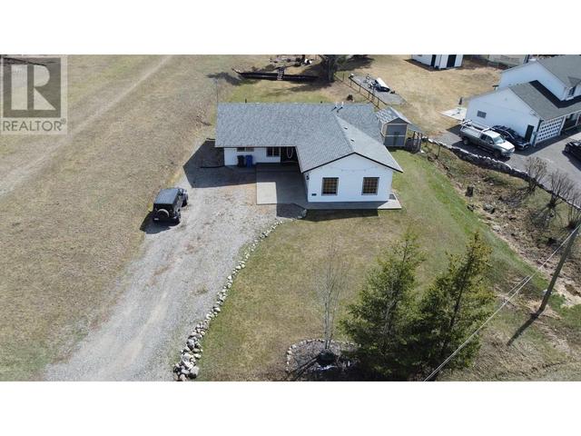 4985 Block Drive, House detached with 3 bedrooms, 2 bathrooms and null parking in Cariboo G BC | Image 3