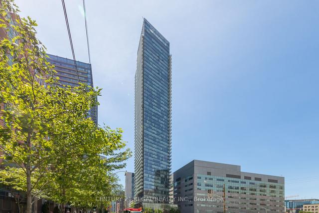 2310 - 832 Bay St, Condo with 3 bedrooms, 2 bathrooms and 1 parking in Toronto ON | Image 1