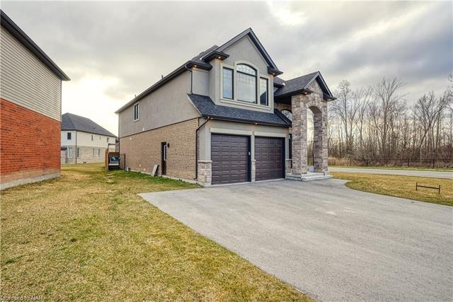 7729 Coulson Crescent, House detached with 7 bedrooms, 3 bathrooms and 8 parking in Niagara Falls ON | Image 3