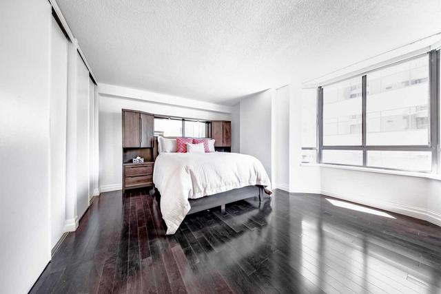 807 - 280 Simcoe St, Condo with 2 bedrooms, 2 bathrooms and 1 parking in Toronto ON | Image 4