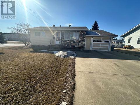 10101 111 Avenue, House detached with 3 bedrooms, 2 bathrooms and 3 parking in Grande Prairie AB | Card Image