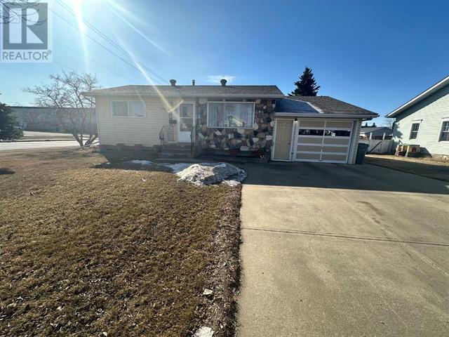 10101 111 Avenue, House detached with 3 bedrooms, 2 bathrooms and 3 parking in Grande Prairie AB | Image 1