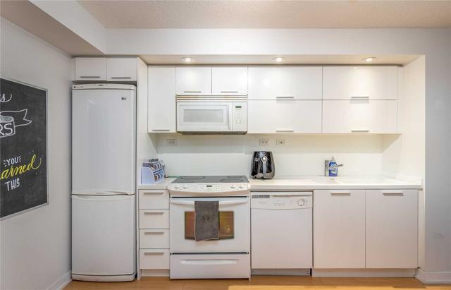 901 - 25 Capreol Crt, Condo with 1 bedrooms, 1 bathrooms and 1 parking in Toronto ON | Image 14