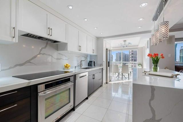 1800 - 18 Hollywood Ave, Condo with 3 bedrooms, 2 bathrooms and 1 parking in Toronto ON | Image 2
