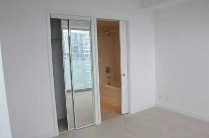 0000 - 14 York St, Condo with 3 bedrooms, 2 bathrooms and 1 parking in Toronto ON | Image 6