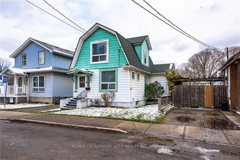 4132 Terrace Ave, House detached with 2 bedrooms, 2 bathrooms and 1 parking in Niagara Falls ON | Card Image