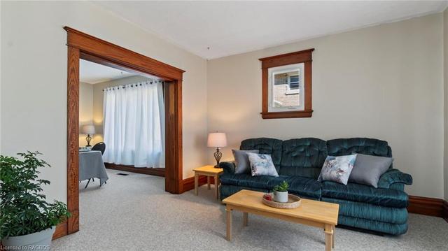 600 8th Avenue, House detached with 3 bedrooms, 2 bathrooms and 7 parking in Hanover ON | Image 2