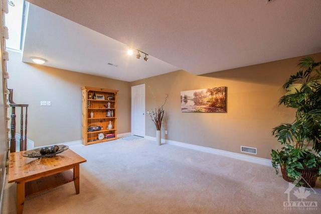 672 Kilbirnie Drive, Townhouse with 3 bedrooms, 3 bathrooms and 3 parking in Ottawa ON | Image 27