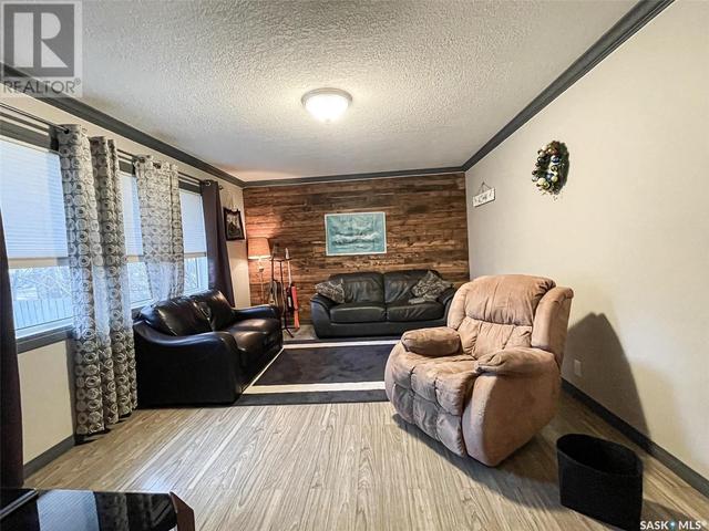305 1st Street E, House detached with 3 bedrooms, 2 bathrooms and null parking in Meadow Lake SK | Image 2