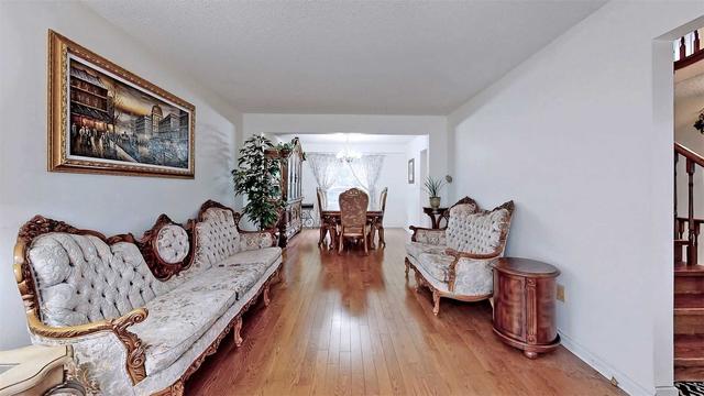 16 Sir Percival Crt, House detached with 4 bedrooms, 4 bathrooms and 6 parking in Markham ON | Image 4