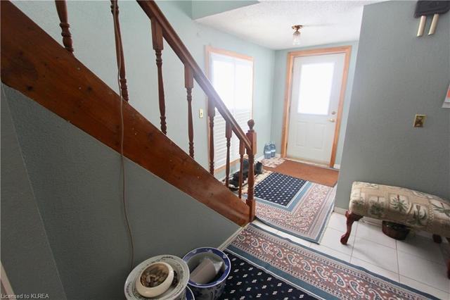 15 West Street S, House detached with 3 bedrooms, 2 bathrooms and 6 parking in Kawartha Lakes ON | Image 2