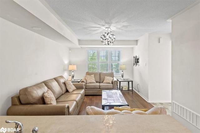 113 Chapman Drive, House attached with 2 bedrooms, 1 bathrooms and 1 parking in Ajax ON | Image 2