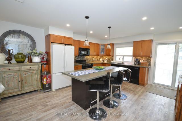 882 Kennedy Rd, House detached with 2 bedrooms, 1 bathrooms and 6 parking in Innisfil ON | Image 4