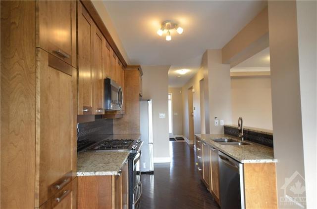 869 Kennacraig Private, Townhouse with 3 bedrooms, 4 bathrooms and 2 parking in Ottawa ON | Image 6