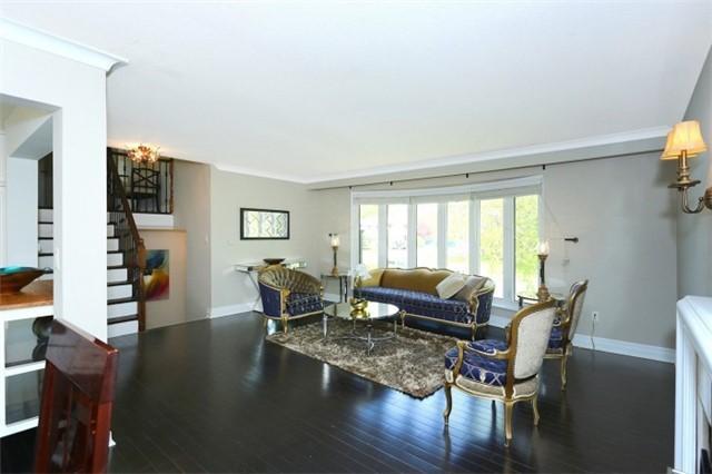 8 Knollview Cres, House detached with 3 bedrooms, 3 bathrooms and 4 parking in Toronto ON | Image 4