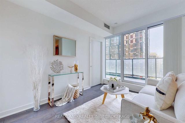 1911 - 125 Blue Jays Way, Condo with 2 bedrooms, 2 bathrooms and 1 parking in Toronto ON | Image 4