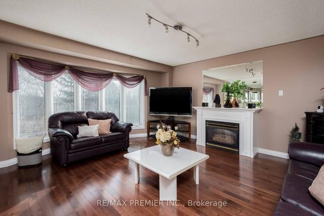 113 Sierra Crt, House detached with 4 bedrooms, 4 bathrooms and 6 parking in Vaughan ON | Image 2
