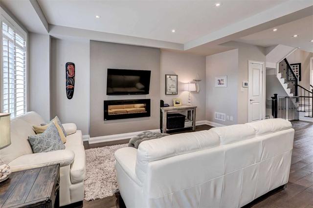 1067 Shaw Dr, House semidetached with 3 bedrooms, 4 bathrooms and 3 parking in Mississauga ON | Image 6