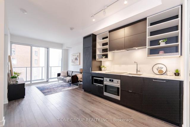 1712 - 20 Edward St, Condo with 2 bedrooms, 1 bathrooms and 0 parking in Toronto ON | Image 2