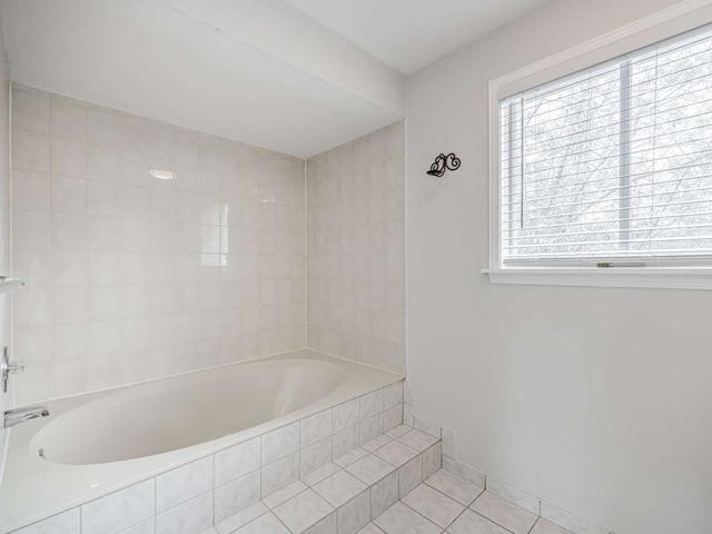 10 Nottingham Cres, House detached with 4 bedrooms, 3 bathrooms and 3 parking in Brampton ON | Image 19