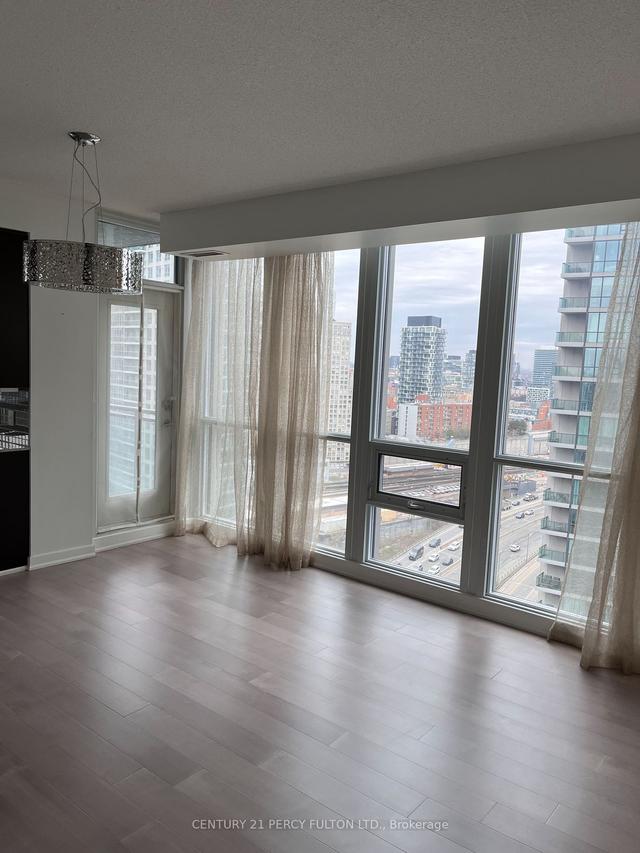 2205 - 18 Harbour St, Condo with 2 bedrooms, 2 bathrooms and 1 parking in Toronto ON | Image 2