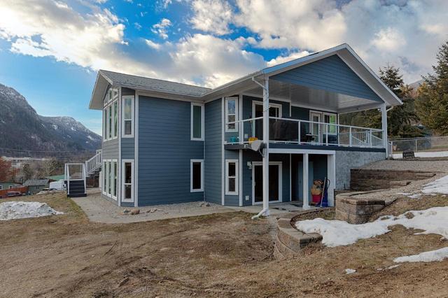 3637 Broadwater Rd, House detached with 3 bedrooms, 3 bathrooms and null parking in Central Kootenay J BC | Image 42
