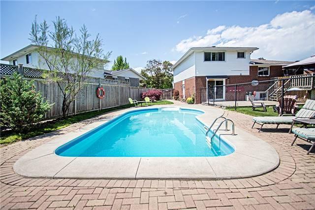 1003 Hawthorne Crt, House detached with 3 bedrooms, 2 bathrooms and 4 parking in Oshawa ON | Image 2