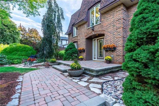 36 Royal Henley Blvd, House detached with 4 bedrooms, 3 bathrooms and 6 parking in St. Catharines ON | Image 36