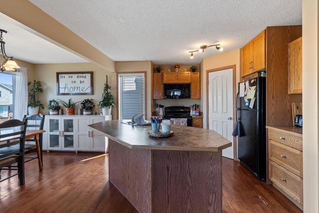 302 Covecreek Close Ne, House detached with 3 bedrooms, 2 bathrooms and 4 parking in Calgary AB | Image 14