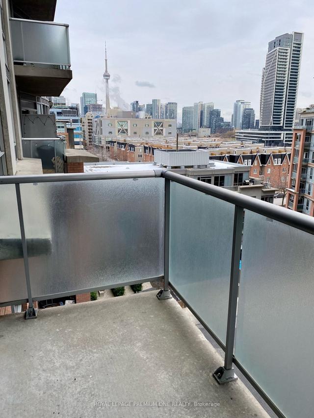 704 - 1005 King St W, Condo with 1 bedrooms, 1 bathrooms and 0 parking in Toronto ON | Image 2