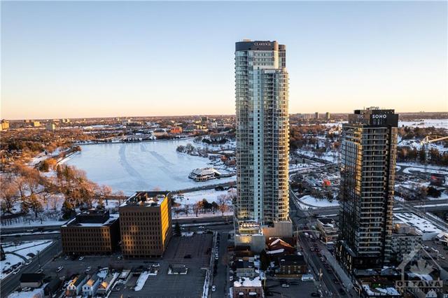 2002 - 805 Carling Avenue, Condo with 2 bedrooms, 1 bathrooms and 1 parking in Ottawa ON | Image 1