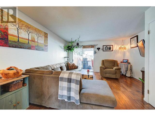 1296 Lawrence Avenue, House attached with 2 bedrooms, 1 bathrooms and 2 parking in Kelowna BC | Image 2
