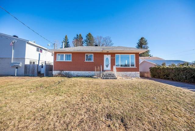 657 Leach Street, House detached with 5 bedrooms, 2 bathrooms and 4 parking in Laurentian Valley ON | Image 1