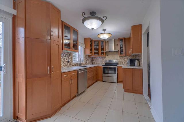 230 Lech Walesa Dr, House detached with 3 bedrooms, 4 bathrooms and 6 parking in Mississauga ON | Image 2
