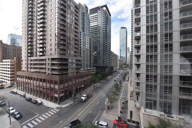 807 - 717 Bay St, Condo with 2 bedrooms, 2 bathrooms and 1 parking in Toronto ON | Image 16