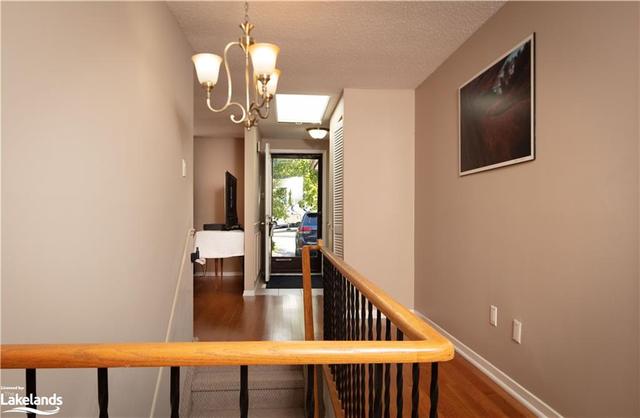 242 Lillian Crescent, House detached with 2 bedrooms, 2 bathrooms and 4 parking in Barrie ON | Image 3