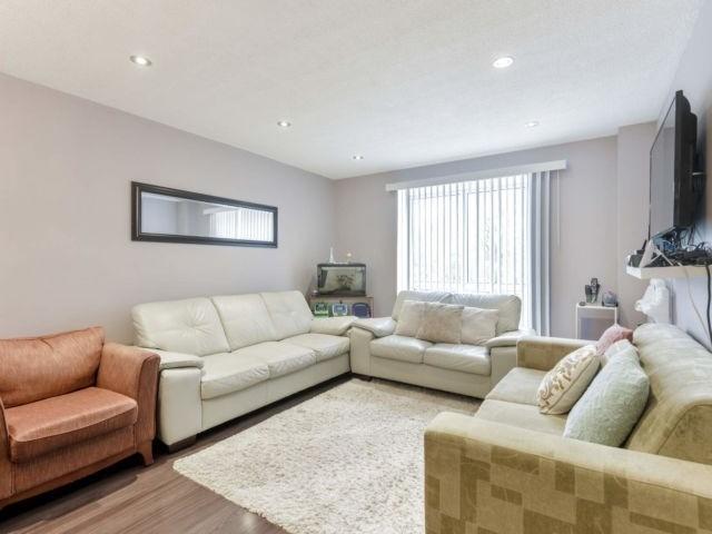50 Guildford Cres, Townhouse with 3 bedrooms, 3 bathrooms and 1 parking in Brampton ON | Image 3