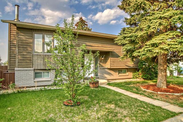 104 Macewan Drive Nw, House detached with 4 bedrooms, 2 bathrooms and 2 parking in Calgary AB | Image 2