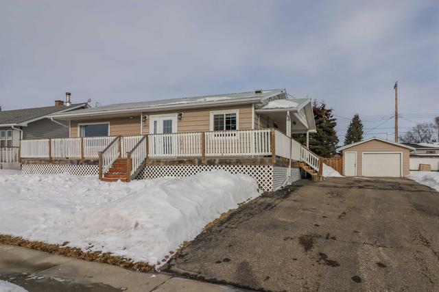 4844 51 Ave, House detached with 4 bedrooms, 2 bathrooms and 4 parking in Eckville AB | Image 1