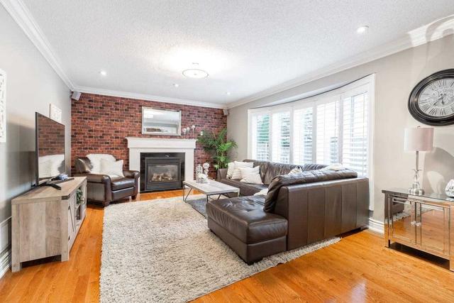 1577 Dockray Dr, House detached with 4 bedrooms, 3 bathrooms and 6 parking in Milton ON | Image 2
