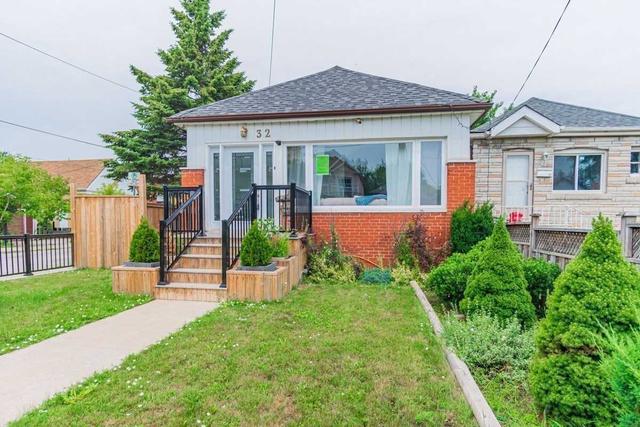 32 Buttonwood Ave, House detached with 2 bedrooms, 2 bathrooms and 2 parking in Toronto ON | Image 12