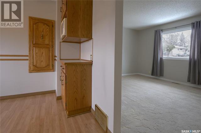 1045 Stadacona Street W, House detached with 3 bedrooms, 2 bathrooms and null parking in Moose Jaw SK | Image 4